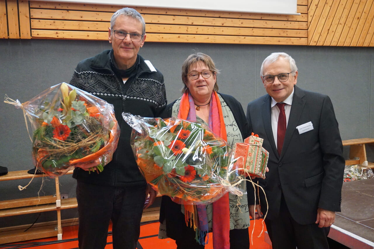 Superintenden Peter-Thomas Stuberg (rechts) bedankte sich bei Pfarrerin Ute Waffenschmidt-Leng und Pfarrer Wolfgang Schaefer für ihre langjährige Mitarbeit in der Synode.