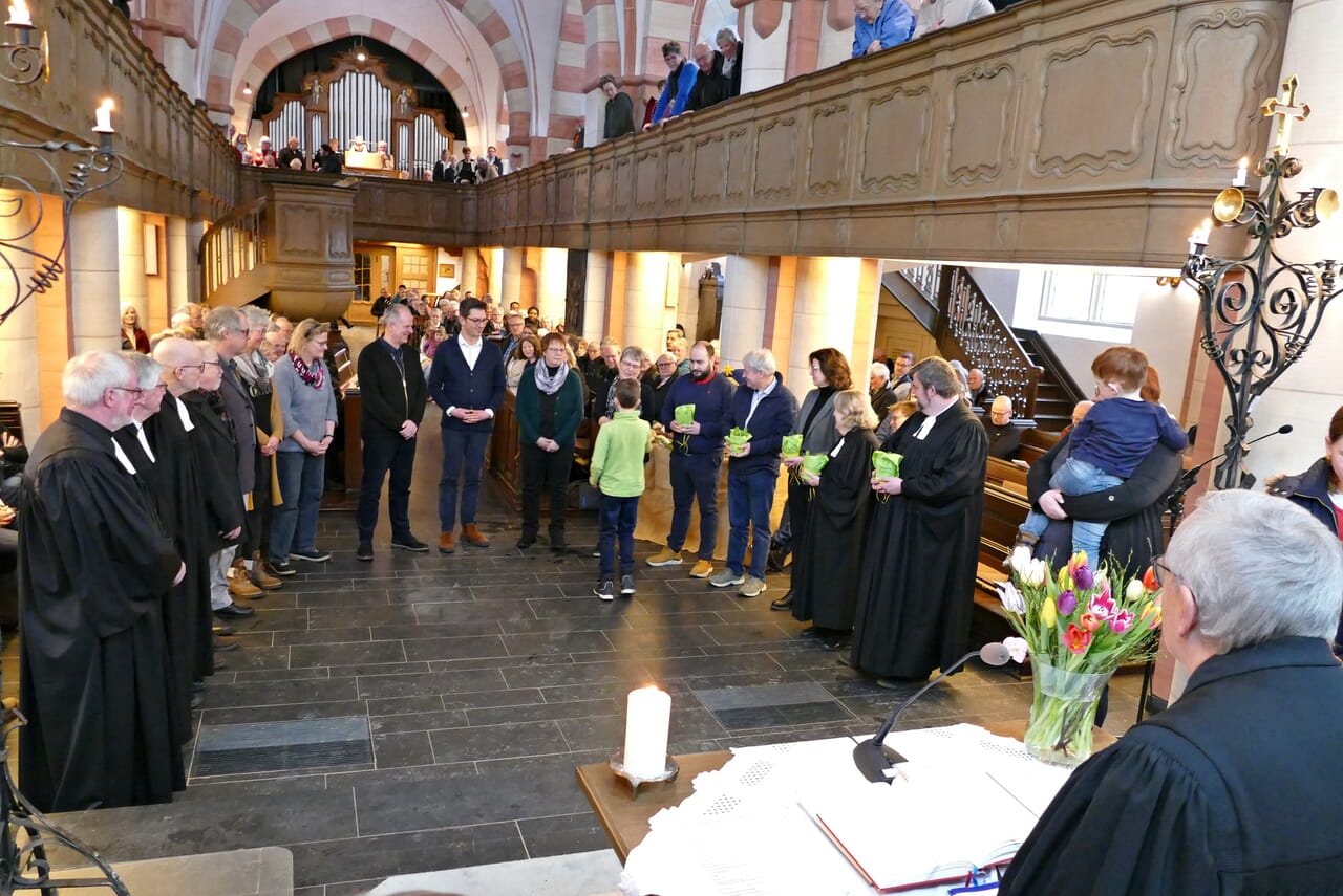 Die Mitglieder des Bevollmächtigtenausschuss erklärten feierlich, ihren Aufgaben gerecht zu werden und ihren Dienst in der Gemeinde zu tun. Sie bekamen von jungen Gottesdienstbesucherinnen und Gottesdienstbesuchern Blumenzwiebeln überreicht - symbolisch für etwas Neues, das aufblüht.