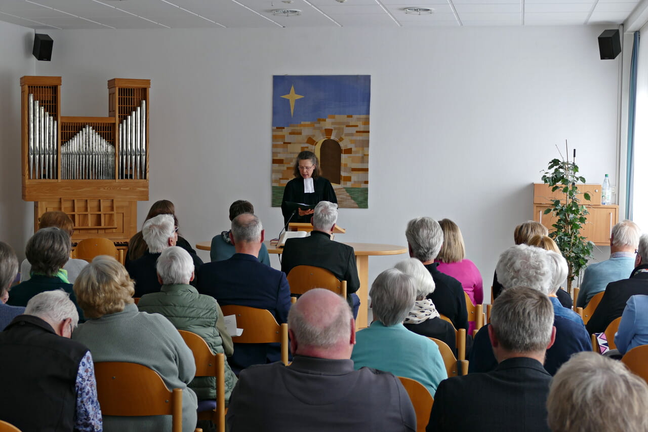 Bärbel Knecht predigte in ihrem Einführungsgottesdienst im Andachtsraum des Diakonie Klinikums Jung-Stilling zur Tageslosung.