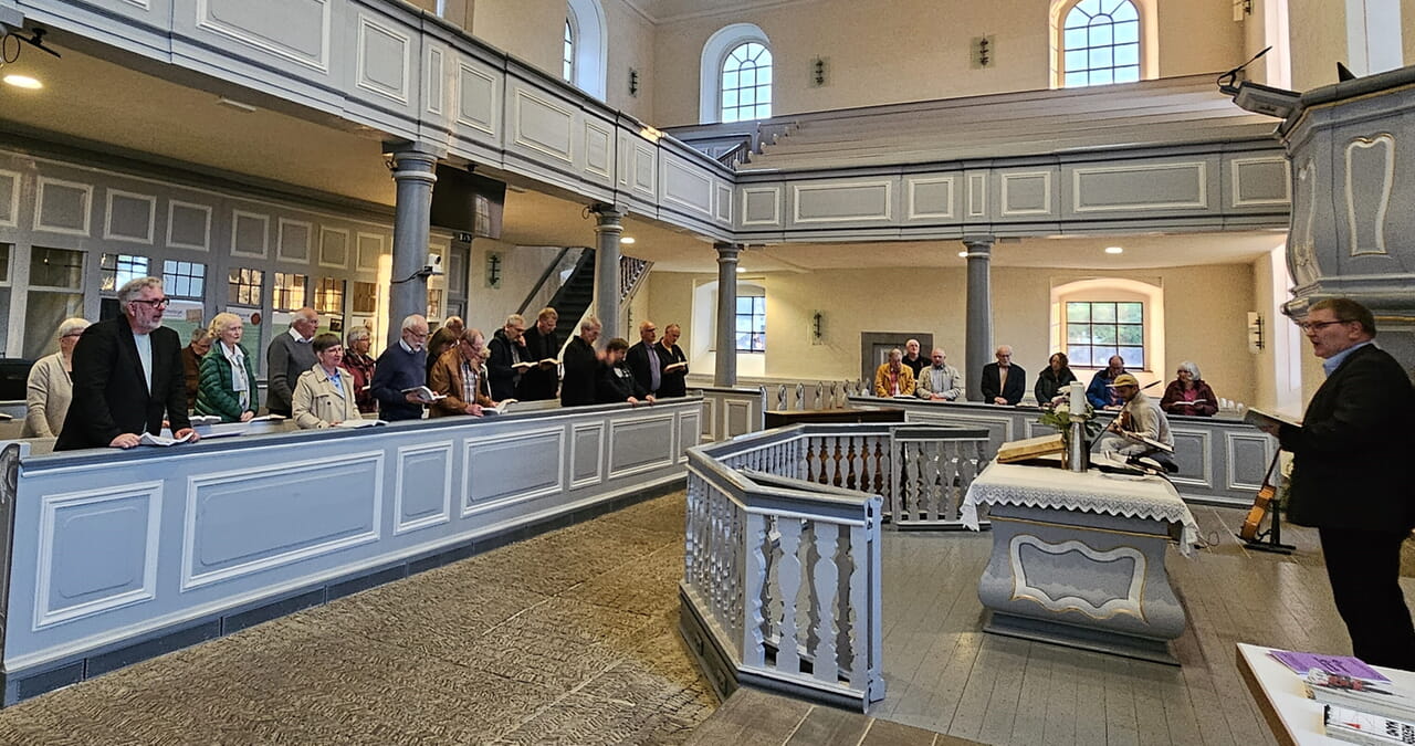 "Nun danket alle Gott" - was die Synodalen Ende Mai in der Gemarker Kirche von Wuppertal-Barmen sangen, sangen in der Ev. Kirche Burbach die Teilnehmenden des Vortragsabends mit Pfarrer Bernd Becker (vorn. l.). Der Burbacher Pfarrer Jochen Wahl (r.) moderierte die Veranstaltung.