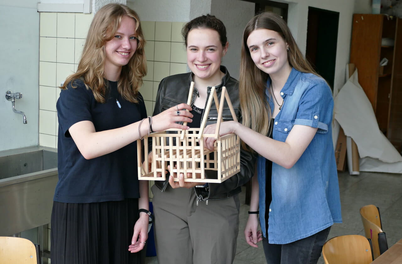 Amelie (17), Lilly (17) und Kim (17) hatten sich in ihrem Projektkurs mit dem Alten Flecken in Freudenberg und mit seinen Fachwerkhäusern auseinandergesetzt.