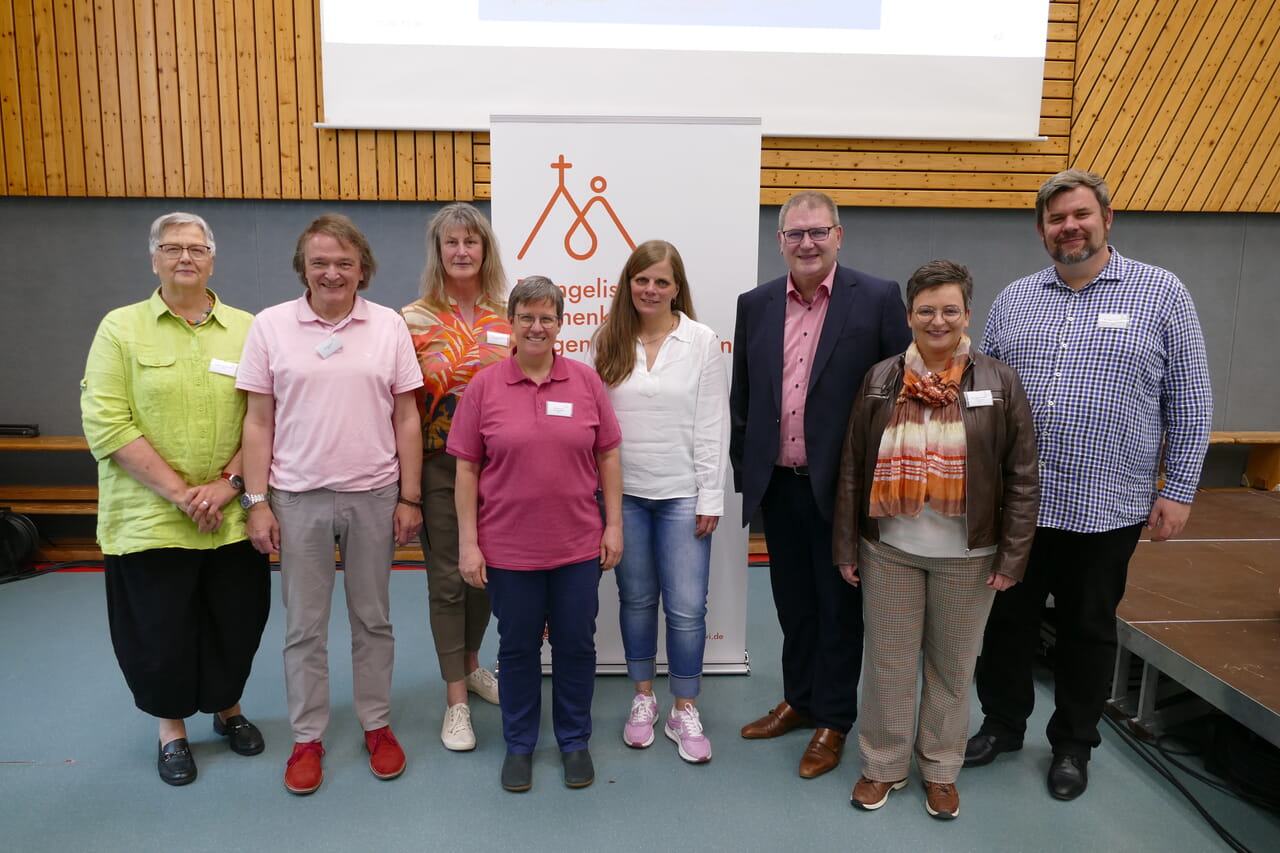 Sie gehören zur neuen Leitung des Evangelischen Kirchenkreises Siegen-Wittgenstein: Die Synodalältesten Cornelia Dreute-Krämer, Dirk Hermann, Helga Afflerbach, Sabine Lang, Superintendentin Kerstin Grünert, Synodalassessor Jochen Wahl, Scriba Rebecca Müller sowie der theologische Synodalälteste Thies Friederichs (v.l.).