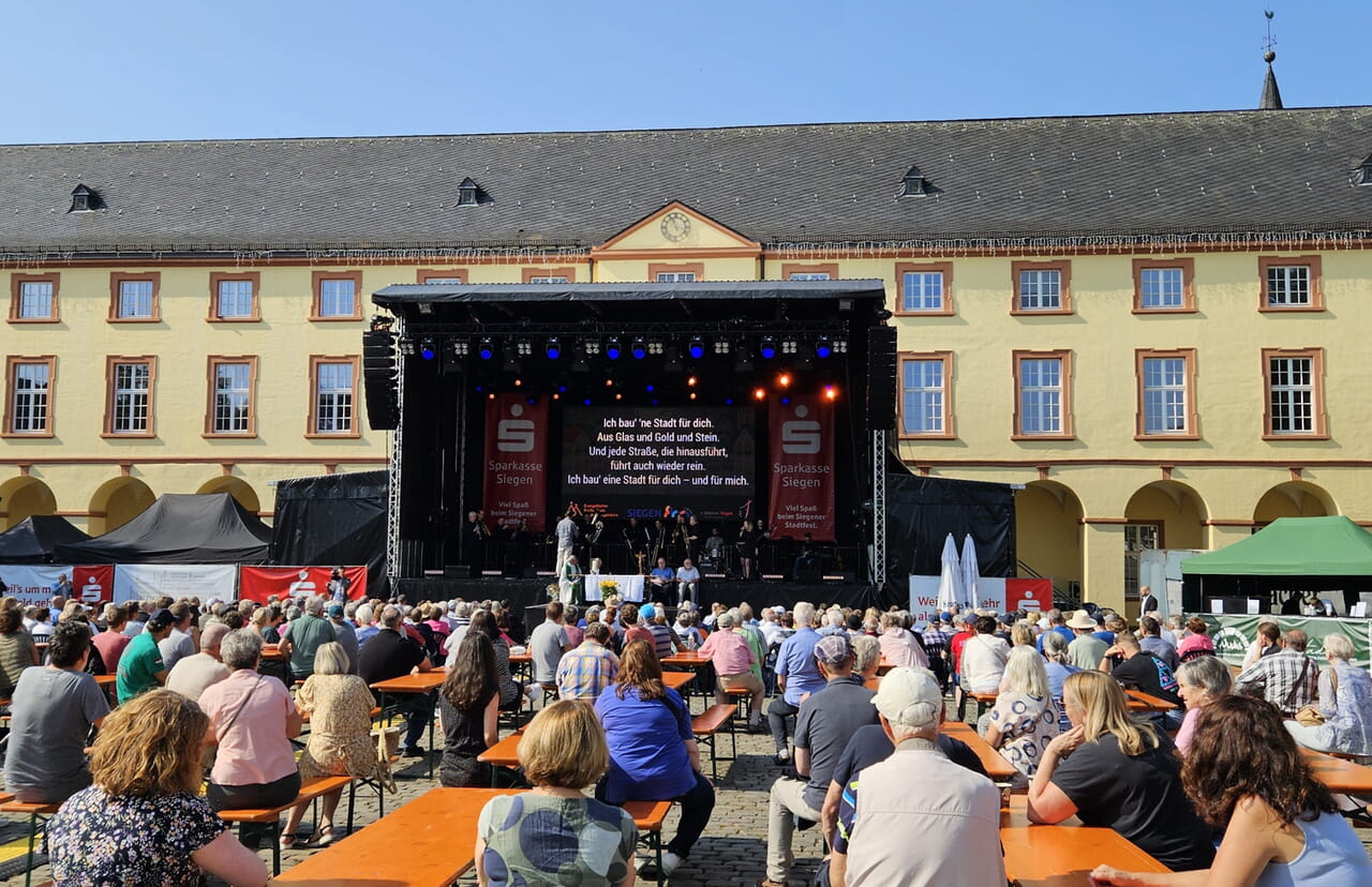 Zum ökumenischen Gottesdienst, mit dem das Siegener Stadtfest am Samstag eröffnet wurde, fand sich auf dem Platz am Unteren Schloss eine große Gemeinschaft zusammen. Begangen wurde der Gottesdienst auch im Gedenken an die Opfer der Messerattacken in Solingen und Siegen.