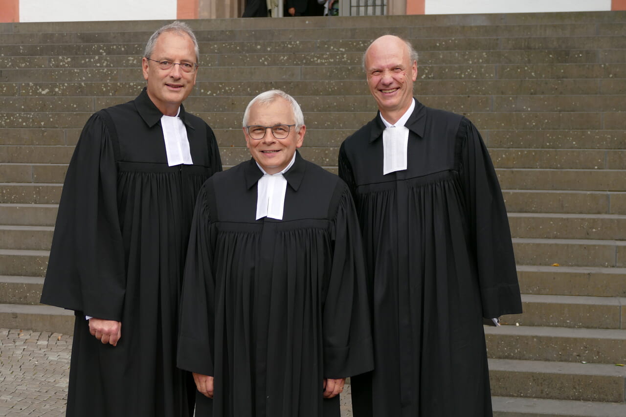 Der theologische Vizepräsident der Evangelischen Kirche von Westfalen, Ulf Schlüter (l.), entpflichtete Superintendent Peter-Thomas Stuberg von seinem Dienst und verabschiedete ihn in den Ruhestand. Pfarrer Stefan König (r.) führte durch den Verabschiedungsgottesdienst.