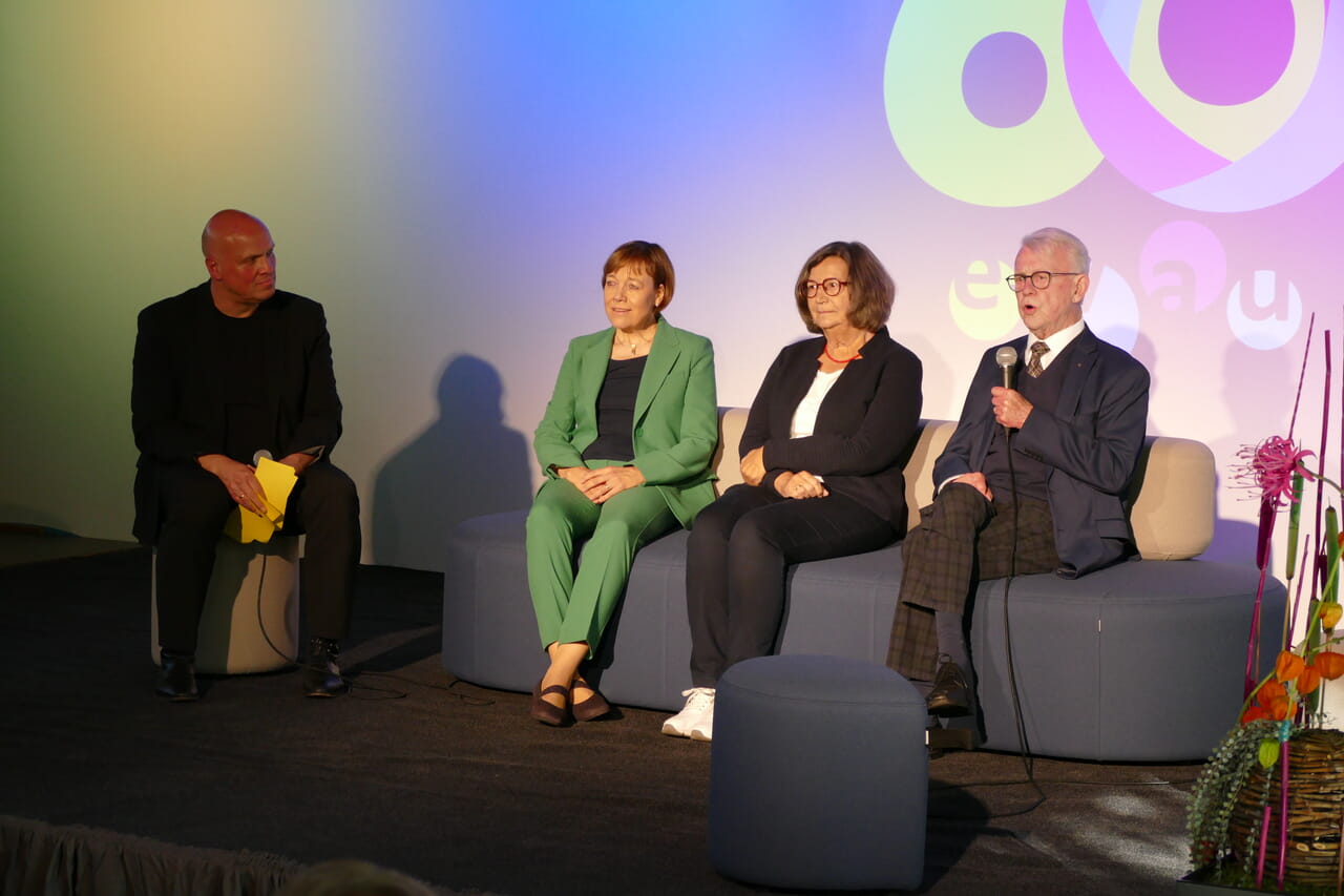 Gemeinsam mit Moderator Karsten Burkardt blickten die Gäste der ersten Talkrunde zurück: Annette Kurschus, Dorothea Woydack und Herbert Ochel (v.l.).