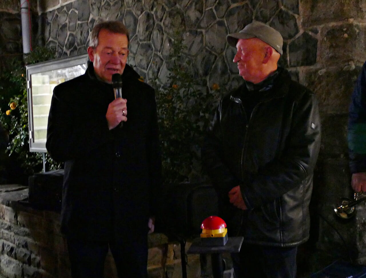 Siegens Bürgermeister Steffen Mues (l.) eröffnete gemeinsam mit Organisator Hartmut Heinbach den Weihnachtsmarkt.