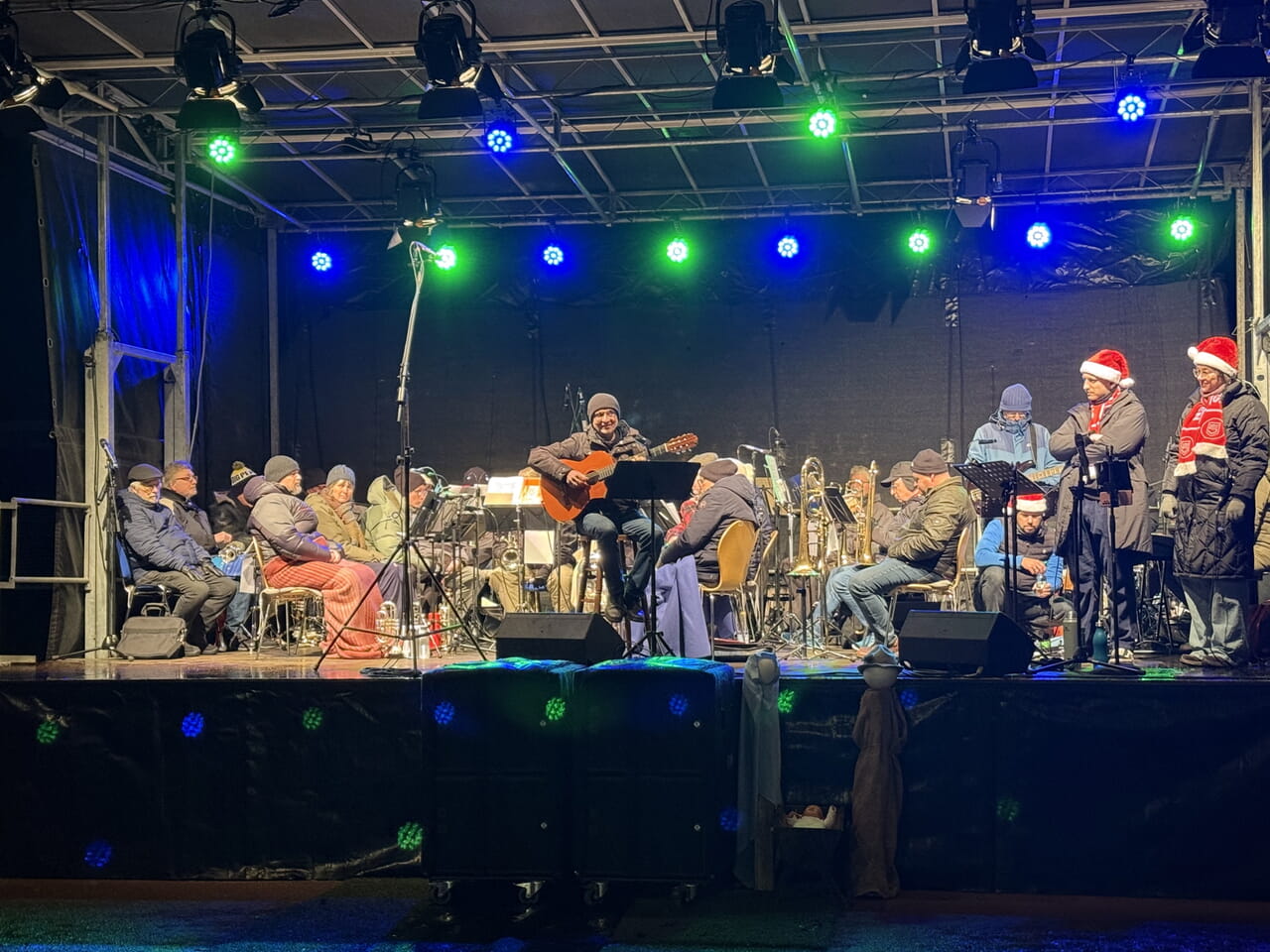 Werner Hucks spielt ein fröhliches Weihnachtsmedley.